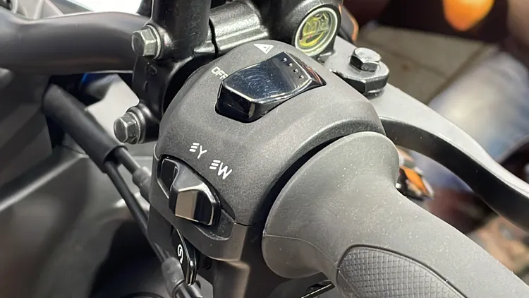 在熄火靜止狀態下，透過龍頭上的切換開關，可讓LED頭燈變換為白色或暖白色光源。林浩昇攝