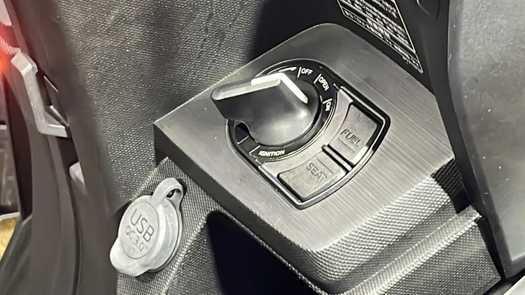 Keyless免鑰匙啟動系統也是標準配備。林浩昇攝