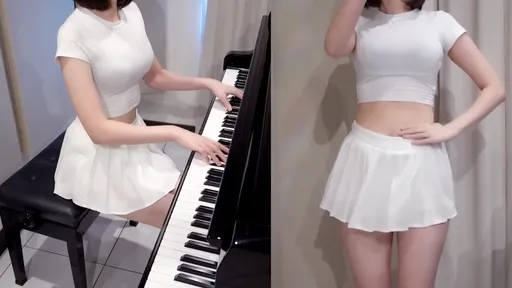 爆乳鋼琴女神扮「峮峮」 又彈又跳經典名曲「炸裂粉絲的心臟」
