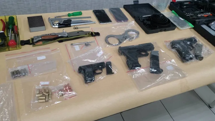 警方起出3把手槍、子彈一批及改造工具。讀者提供