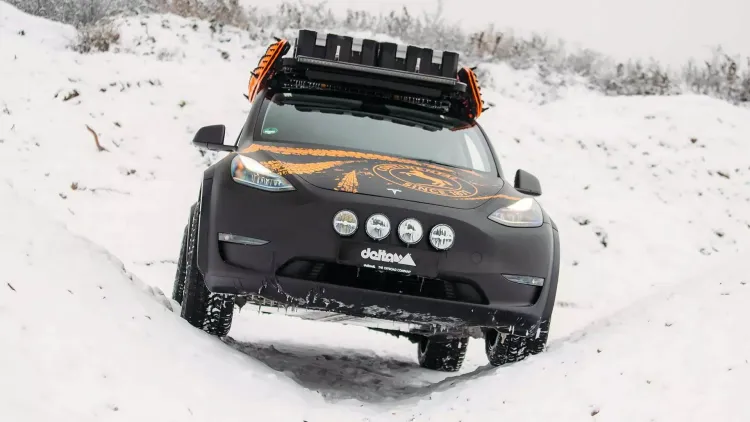 車頂行李架與車頭探照燈強化越野風格。原廠提供