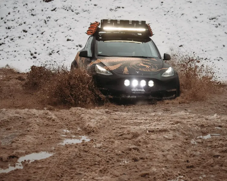 Delta4x4炮製的Model Y，要開它去大玩泥巴也非難事。原廠提供