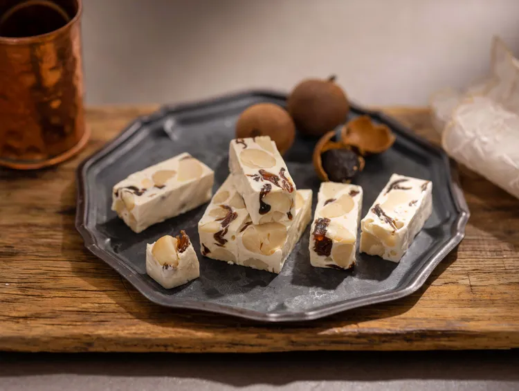 「後媽家」的牛軋糖講究用料，優格桂圓口味是把桂圓組合優格，風味獨特，又帶些熟悉的香甜。業者提供