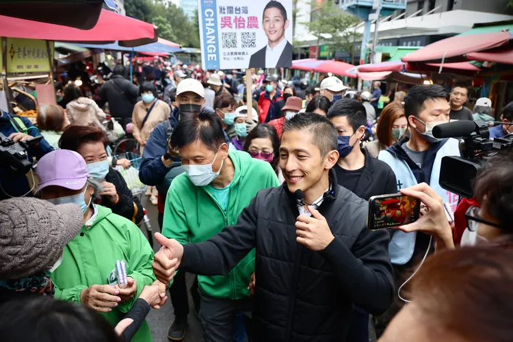 吳怡農今早到松山機場附近的濱江市場掃街拜票。林林攝