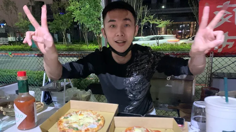 八年級生王昱勛，在疫情期間創業，堅持危機就是轉機，積極研發新品項、新口味，並推出冷凍披薩，搶攻宅配市場。王昱勛提供