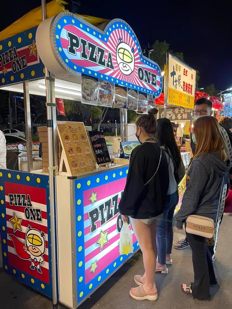 「PIZZA ONE」小小攤子，委由知名設計師曾俊琳協助打造，獨特絢麗外觀吸引顧客目光。王煌忠攝