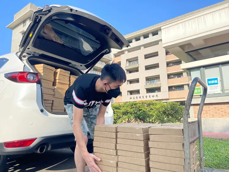 王昱勛創業之虞，也邀請善心人士送披薩到育幼院與弱勢孩童分享。王昱勛提供