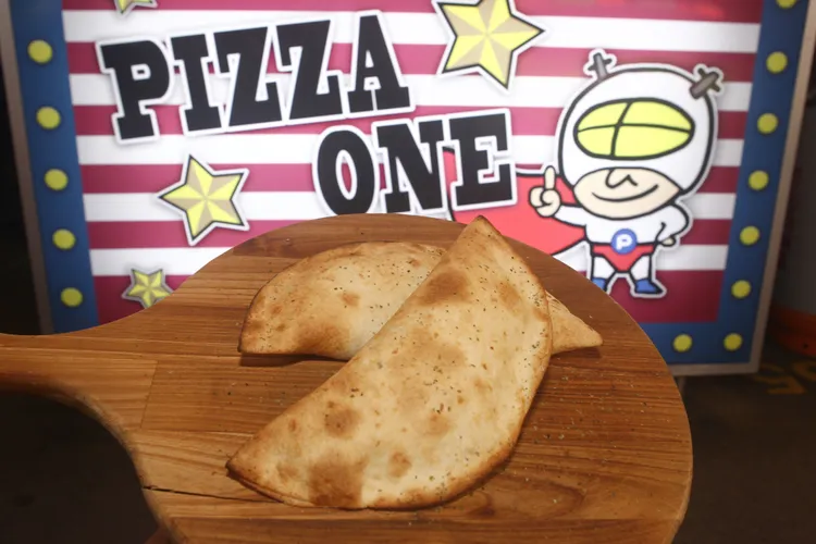 利用墨西哥餅皮做成的Pizza餃，也意外成為巷子內老饕的最愛。王煌忠攝