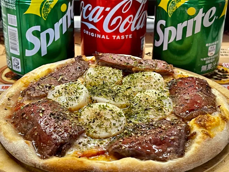 王昱勛突發奇想，在夜市販售現烤干貝牛排披薩。王煌忠攝