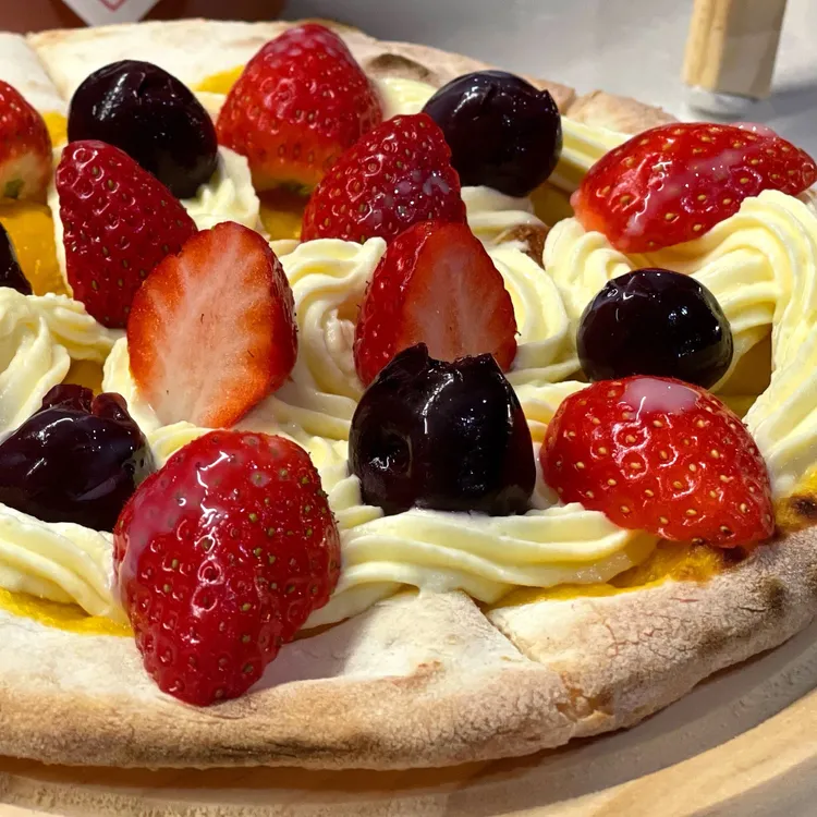 以草莓、櫻桃搭配自調的卡士達醬，成為越冰越好吃的季節限定水果披薩。王煌忠攝