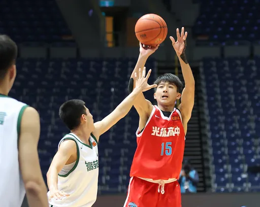 HBL|第一中鋒對決壽星鄭名斈贏裡子輸面子 光復跨季15連勝展氣勢
