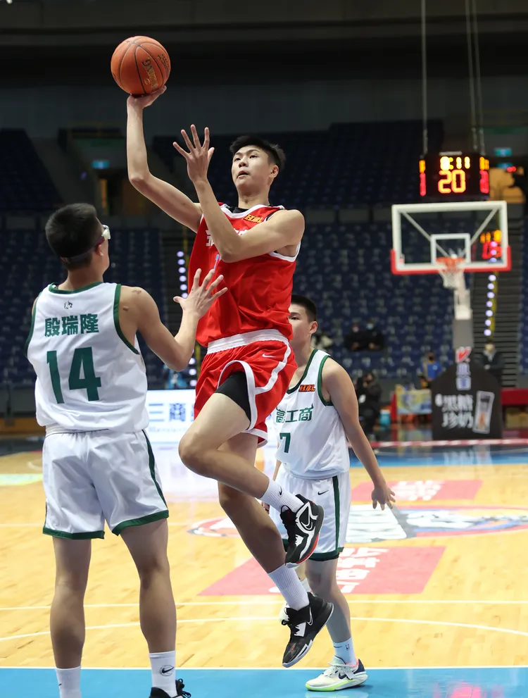 光復高中鄭名斈（中）是關鍵人物。高中體總提供