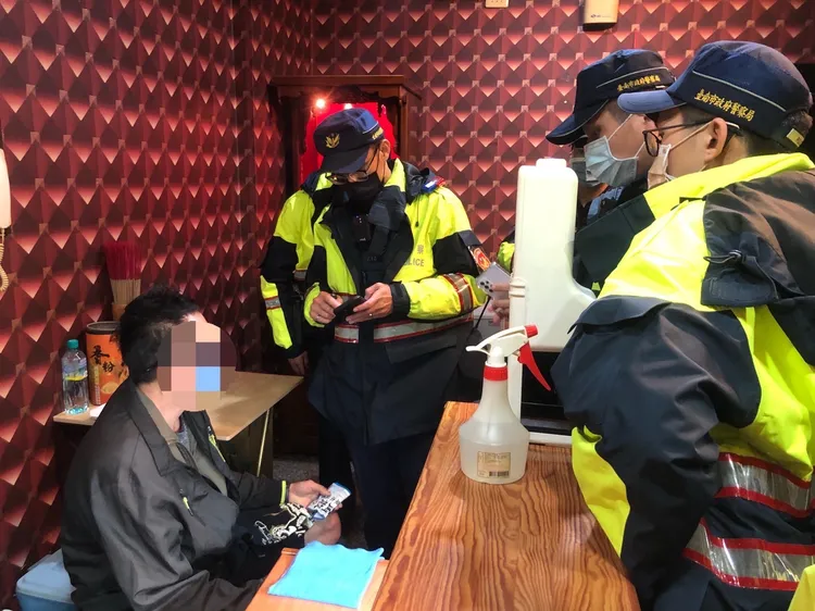 永康分局對轄內八大行業場所進行臨檢。警方提供