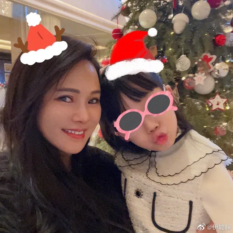 伊能靜（左）才剛女兒過完耶誕。