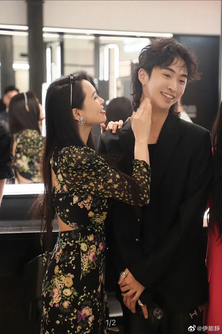 伊能靜（左）很為兒子庾恩利驕傲。