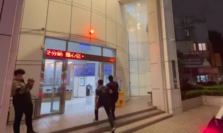 烏鴉（右）遭警方南下拘提。翻攝畫面