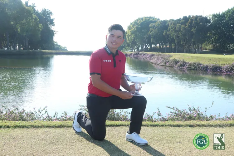 洪健堯和冠軍獎盃合影。大會提供