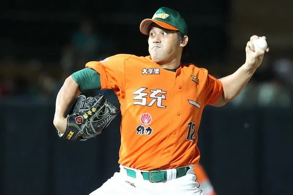 大漢總教練徐余偉過去是中職La new熊與統一獅左投。  翻攝徐余偉臉書