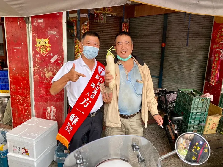 方一峰(左)順利連任台南市議員。取自方一峰臉書