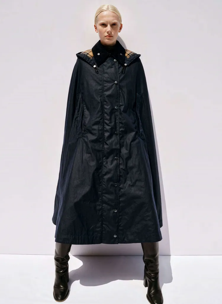 Barbour x Chloé膠囊系列的服裝款式，參考了Barbour的百年典藏，由Chloé設計、Barbour生產，含括Dany大衣、Dustyn夾克和Hadrien斗篷等3款設計。品牌提供