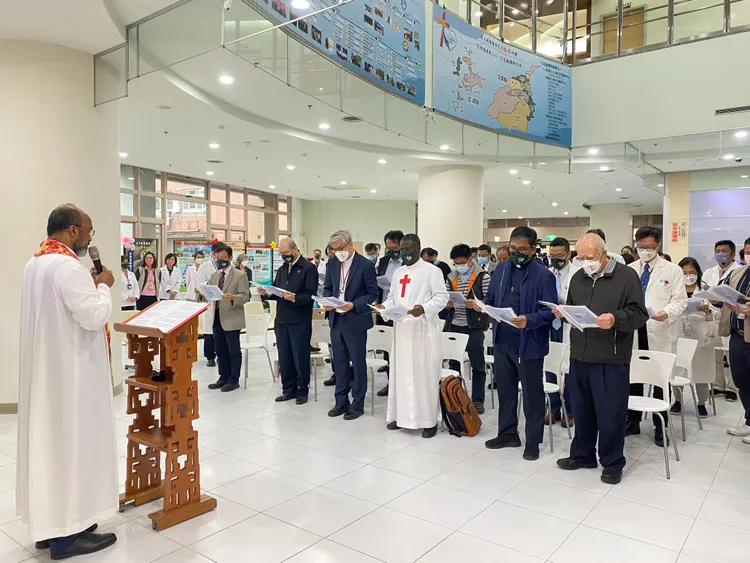 羅東聖母醫院打造遠距醫療中心，包括架設遠距衛教平台」、「建立遠距照護系統」、「遠距視訊看診」、「特色巡迴健檢」等。院方提供