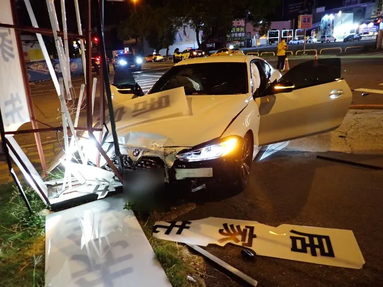 242萬起跳的BMW雙門跑車，撞擊計程車後又失控衝撞路旁招牌，車內安全氣囊爆開。讀者提供