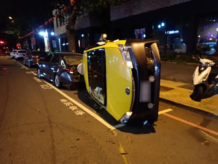 計程車遭撞側翻，正好位在停車格內。讀者提供