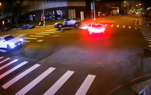BMW雙門跑車毀了 小哥驚天一撞嚇醒台中人!驚悚影片曝光