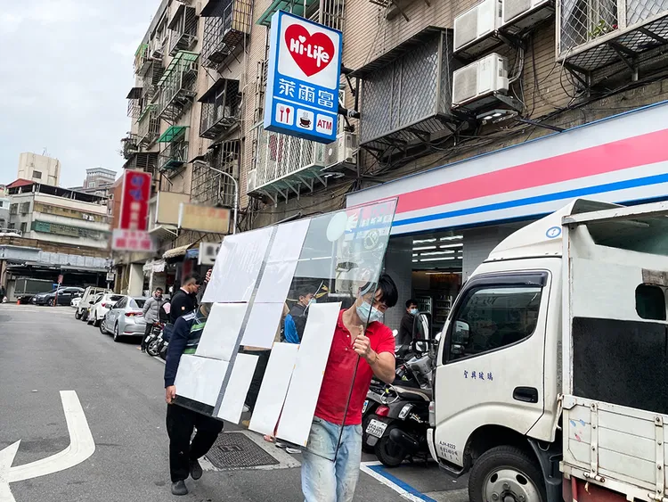 萊爾富北市信彩店預計於12/31上午10點拆除大門、櫥窗玻璃，方便民眾進出購物。業者提供