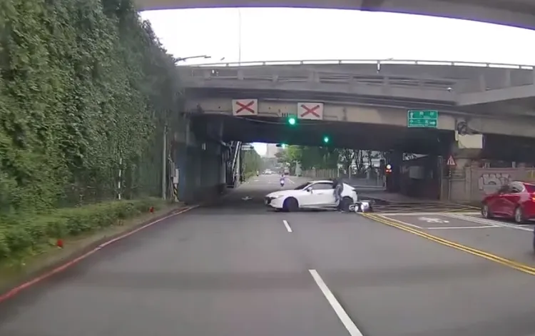 陳姓女騎士噴飛到賴男車上。翻攝臉書《愛新莊我是新莊人》