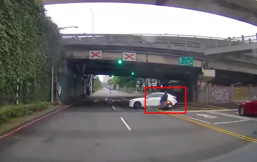 三寶駕駛出沒害人!突然違規迴轉 女騎士煞車不及猛撞