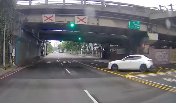 賴男駕駛的轎車違規迴轉。翻攝臉書《愛新莊我是新莊人》