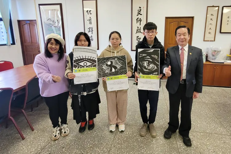 東南科技大學獲選同學(丁君亭、王瑄宇、林廷印)與李清吟校長、張美春老師合照。東南科大提供