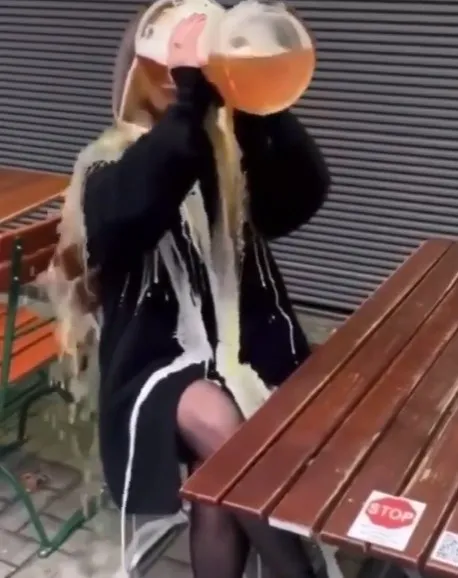 黑絲襪正妹的喝法讓網友驚呼「這是洗澡吧！」IG@543_neptune 授權刊登