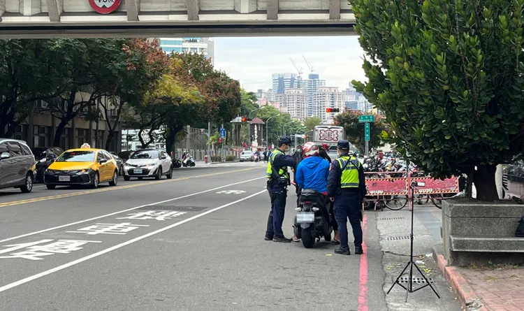 警方攔下疑似違規車輛。警方提供