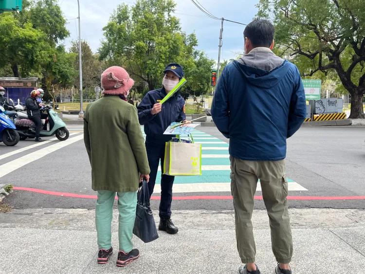 警方向路人宣導。警方提供