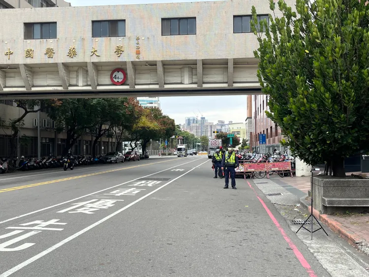 台中市警二局在前天發生車禍的英才路、學士路口執法。警方提供