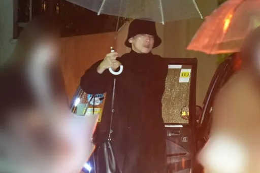 佐藤健冒雨摸進美食店Double Date 帶2氣質美女夜遁諧星家追世界盃