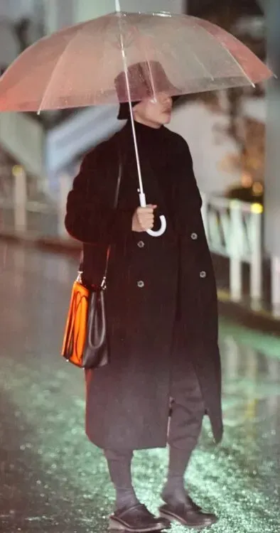 佐藤健也是足球迷，12月初看球賽還有美女相伴。《女性SEVEN》