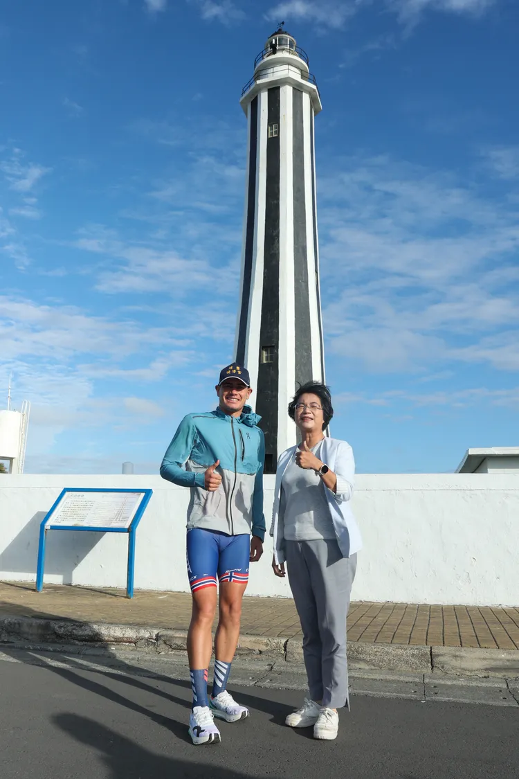 伊登與王惠美在王功燈塔前拍照打卡。彰縣府提供