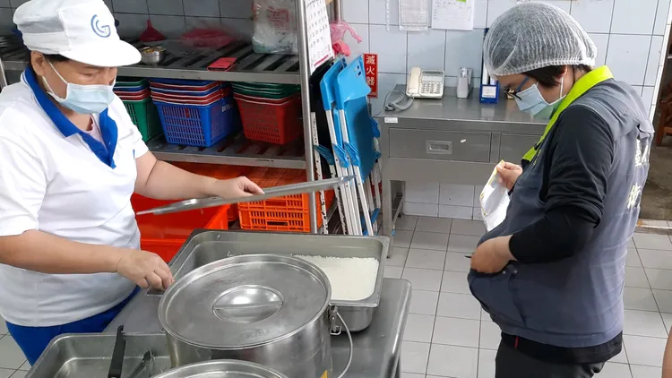 台東縣抽驗國中小營養午餐食品衛生。台東縣衛生局提供