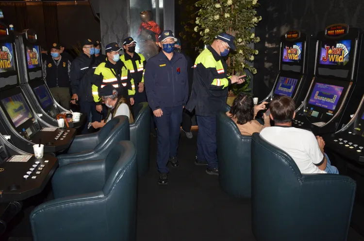 警員盤查遊藝場內客人身分。讀者提供