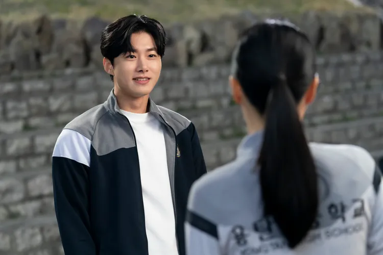 徐志焄戲裡出意外失去記憶，復學後向辛叡恩學射擊。Disney+提供