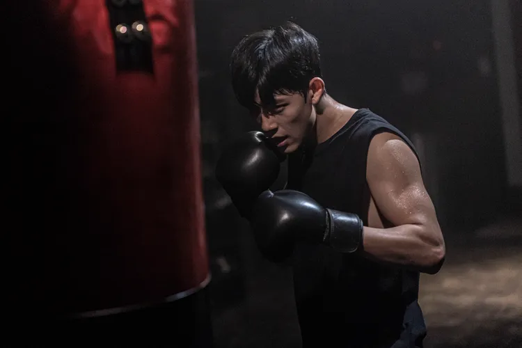 羅門劇中是拳擊高手，代替同學向霸凌者報仇。Disney+提供