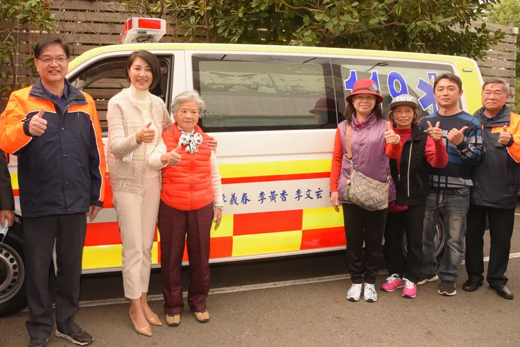 李黃香女士致贈420萬元的救護車。南投縣政府提供