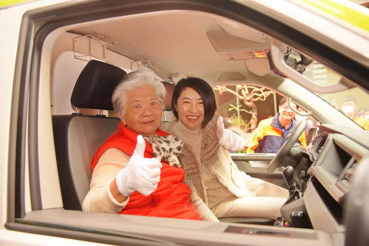 李黃香女士也與與許淑華一起試乘最新款的救護車。南投縣政府提供