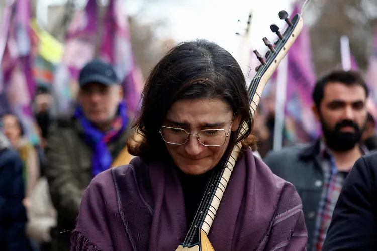 現場民眾哀傷落淚。路透社