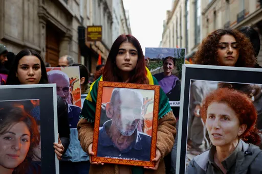 巴黎槍擊案凶嫌以謀殺罪起訴　群眾上街悼受害者