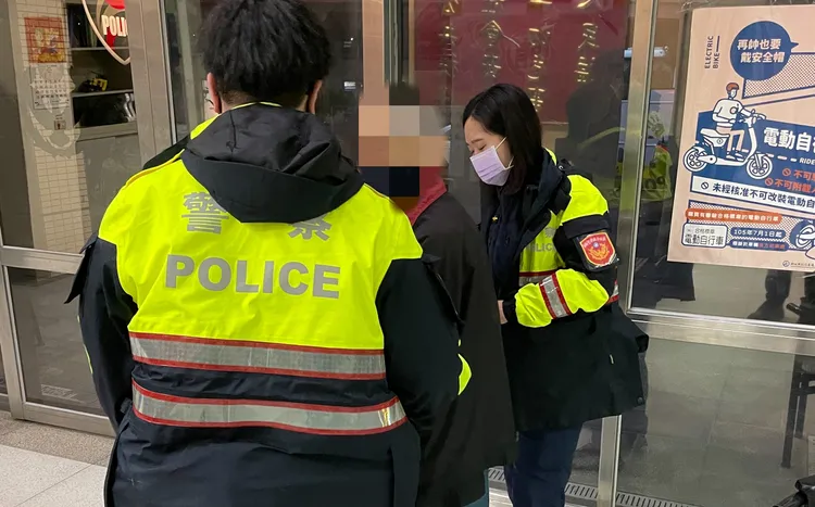 警方暖心將婦人送返家中。警方提供