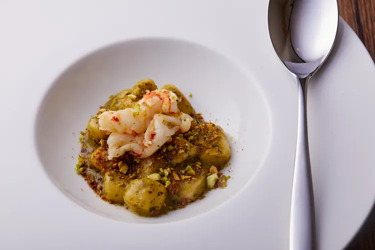 「手工馬鈴薯扭奇佐開心果青醬搭甜蝦」嘗得到Vito手工揉製出鬆軟卻不失嚼勁的馬鈴薯扭奇，是獨有的迷人香氣與口感。業者提供